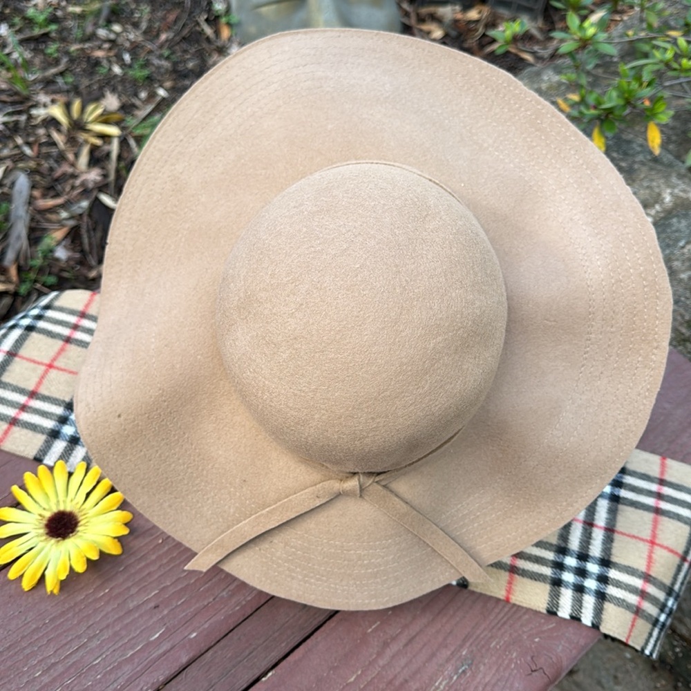 🩷 VINTAGE; Camel-Colored, Wide-Brimmed, 100% Wool Hat will keep you nice & Warm! - Picture 2 of 7